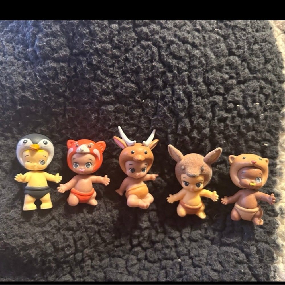 Adorable lot of 5 twozies babies shopkins dolls collectibles